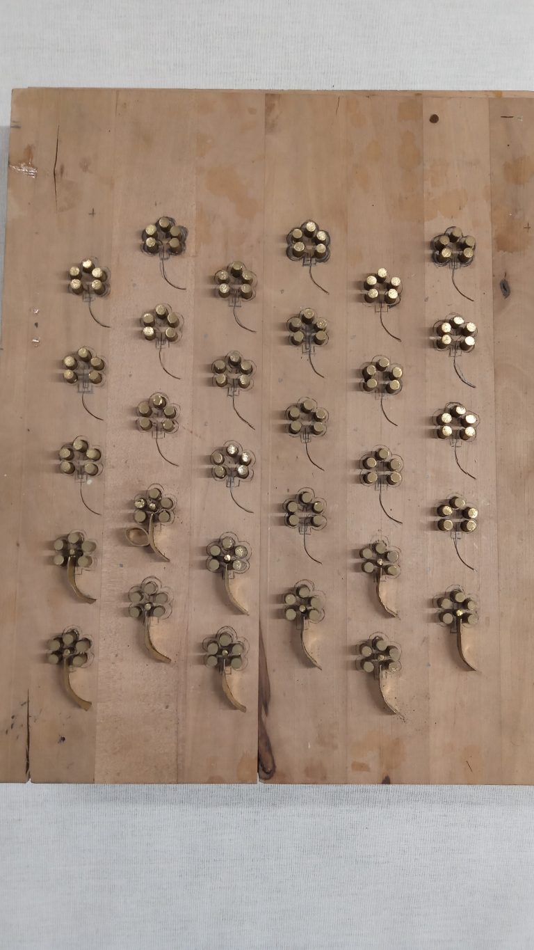 Rozpracovaná forma s květinovým vzorem.