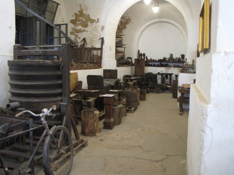 Historická kovárna a výrobky připravené na trhy