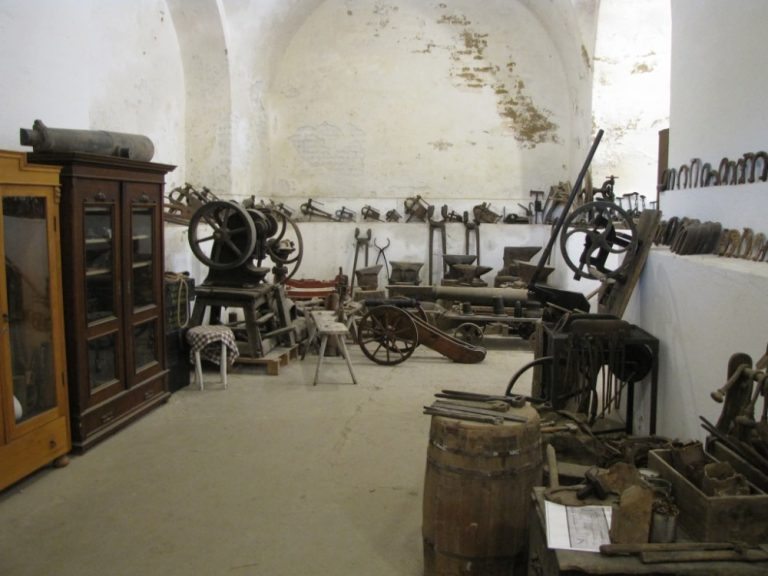 Historická kovárna a výrobky připravené na trhy