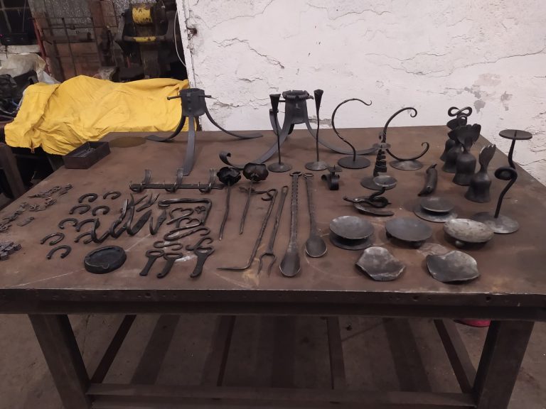 Historická kovárna a výrobky připravené na trhy
