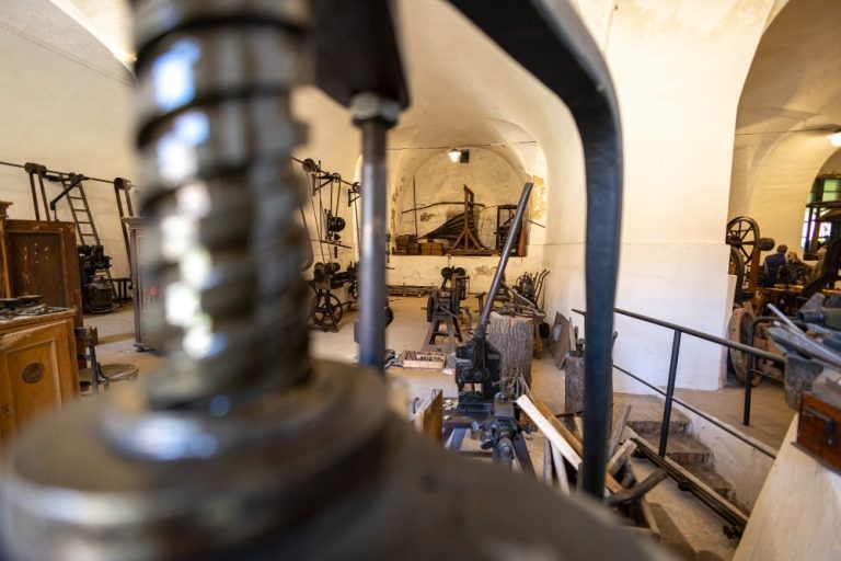 Historická kovárna a výrobky připravené na trhy